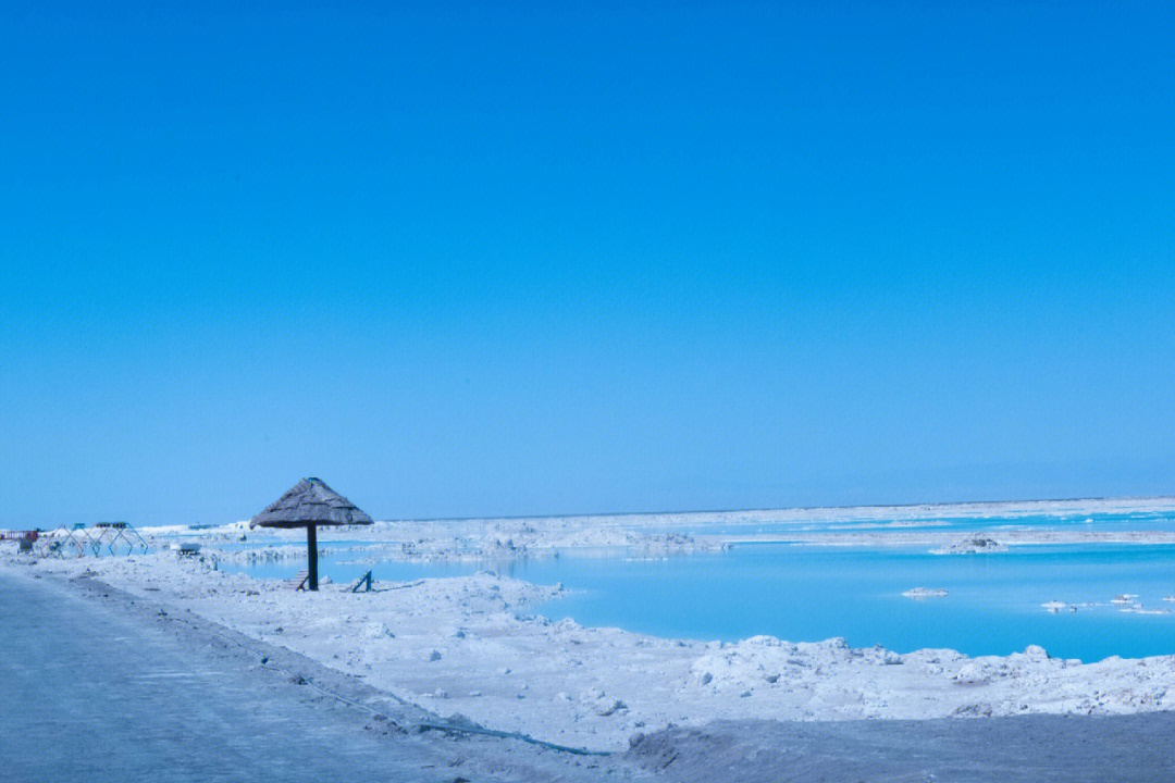 描述察尔汗盐湖美景图片