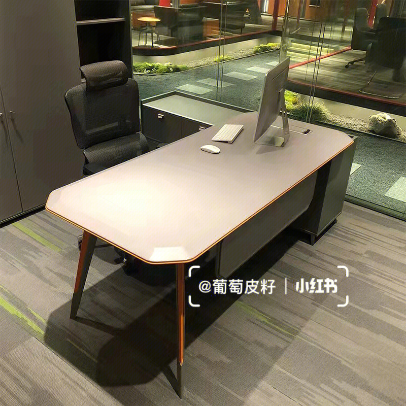 拉伸书桌是一种极简主义的书桌，让你定制自己的工作空间