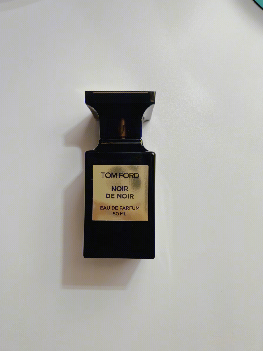 黑中黑甘苔调中性香水不厚重的木质香,浓烈又不厚重的气味这瓶香水是