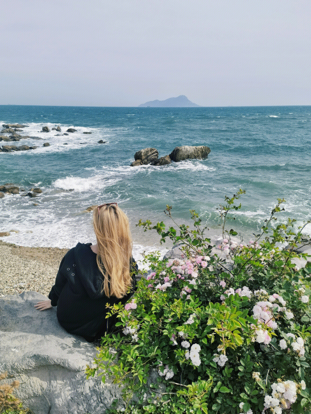 海边花朵风景少女图片