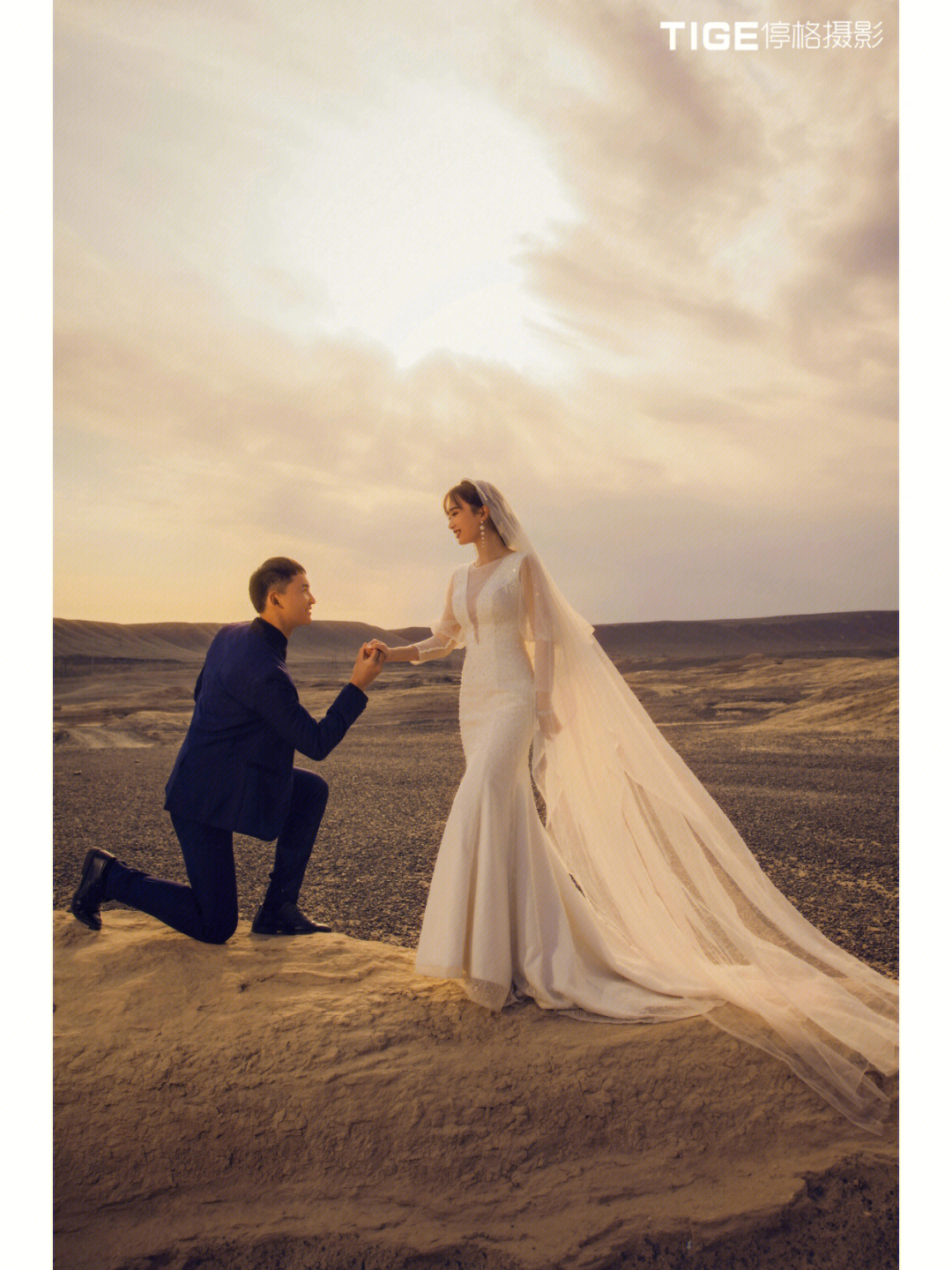 库木塔格沙漠婚纱照图片