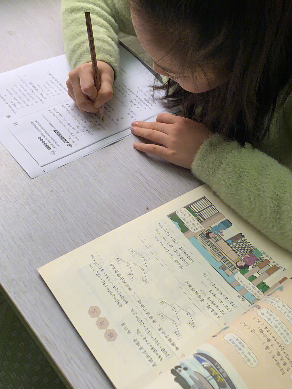 四年级的李紫雯正在抓紧时间赶征文呢,一手漂亮的字,真好看!