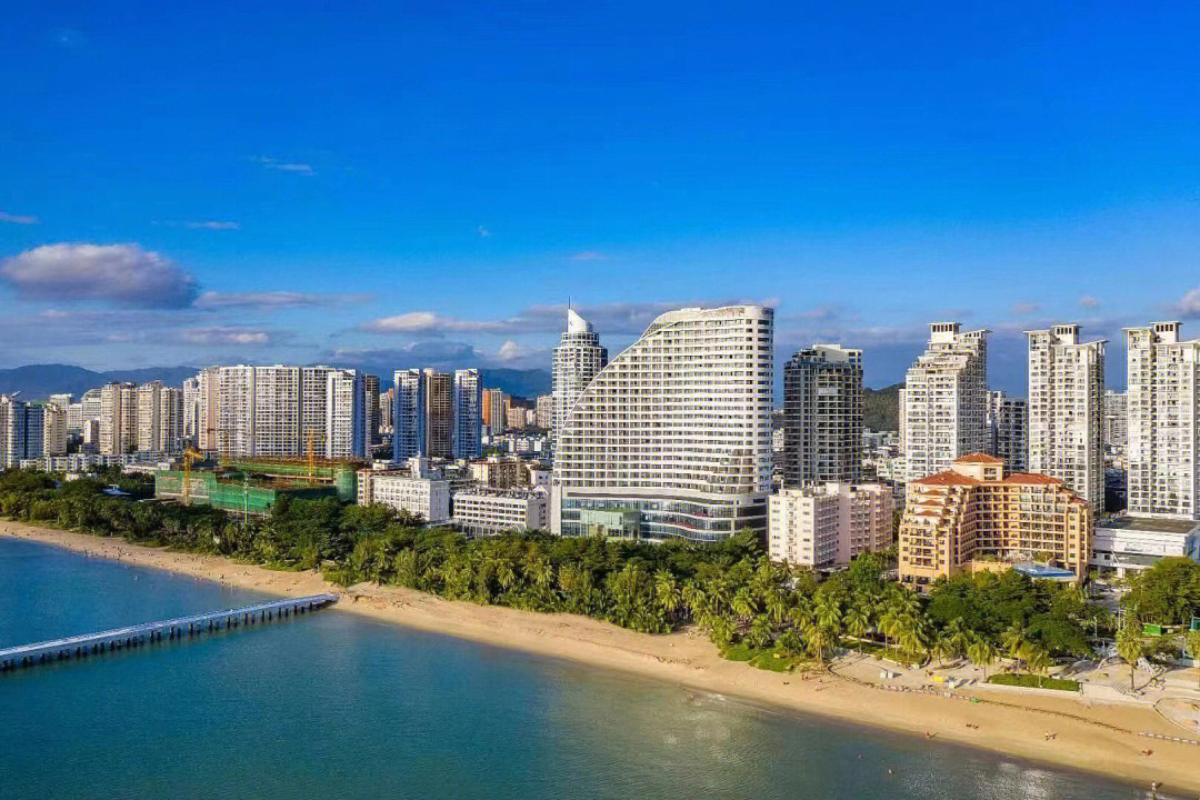 如果来三亚不懂住哪里,可以考虑住三亚湾福朋喜来登酒店,推荐理由①