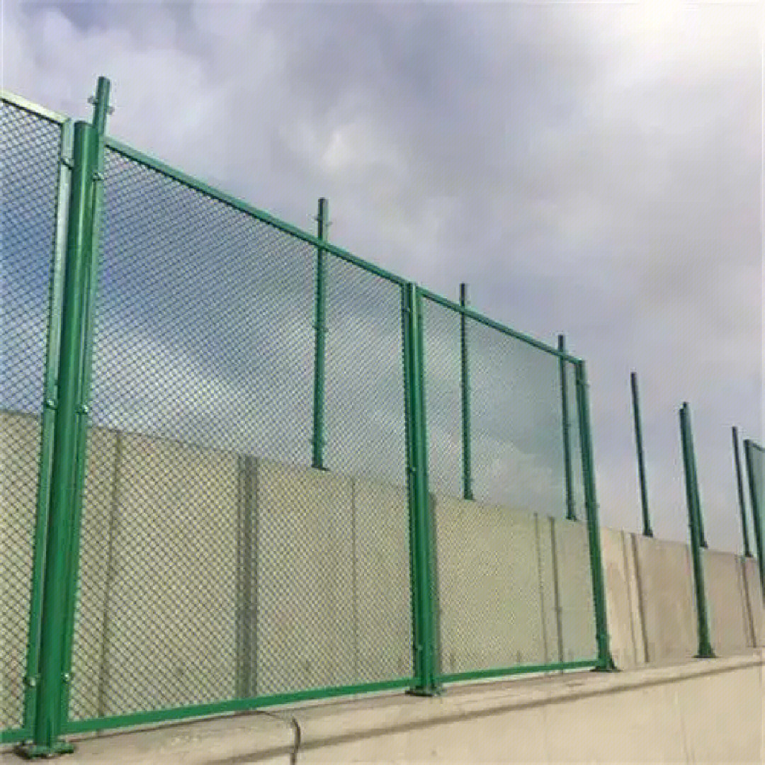 防护网,它的特点是网孔小,表面涂有塑料或热浸锌,这种围栏有两种常见