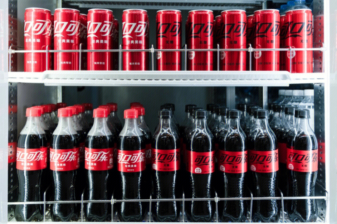 近日,可口可乐公司在中国市场陆续推出了全新包装的「可口可乐」产品