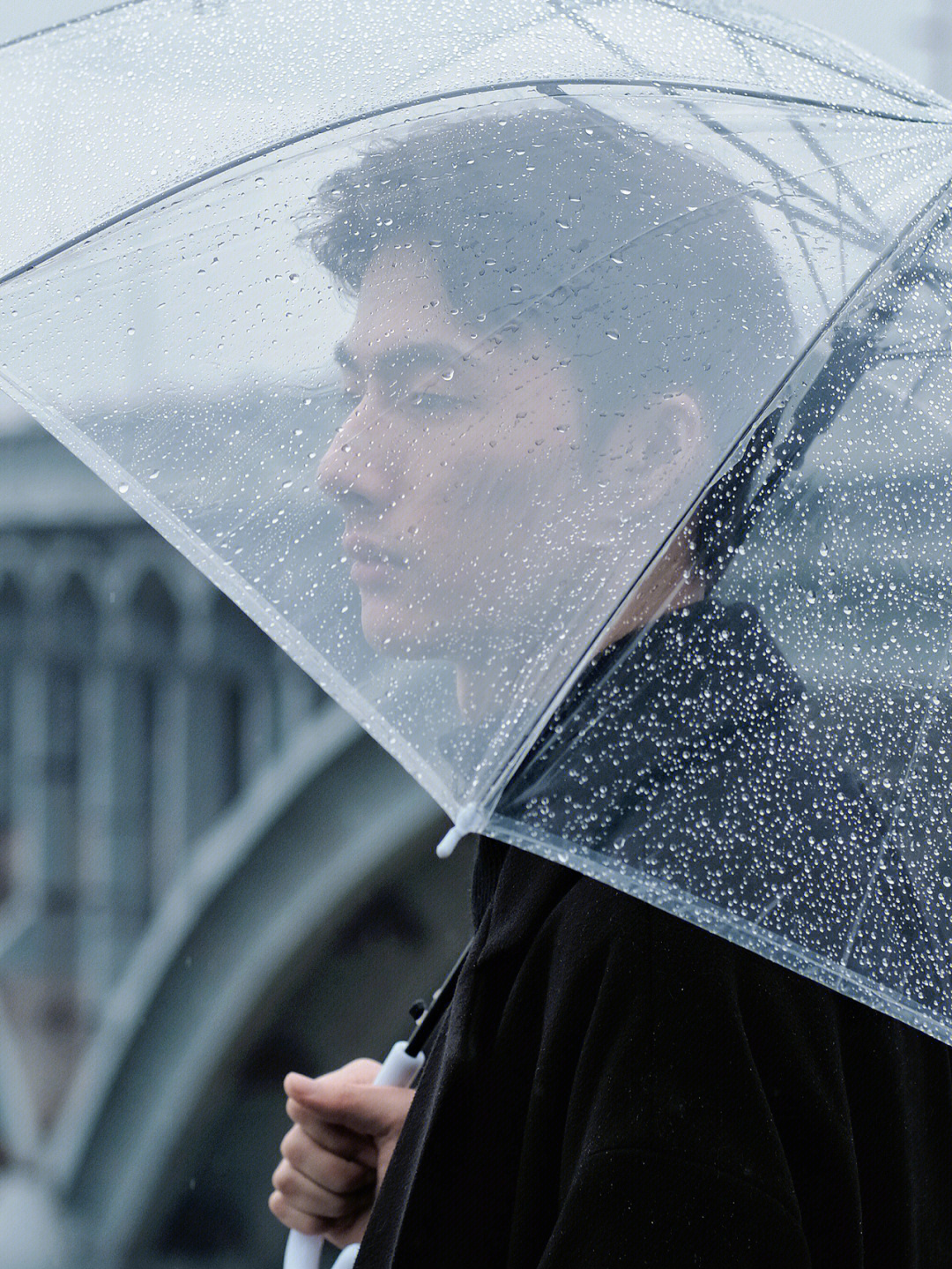 孤独的男人雨中漫步图片