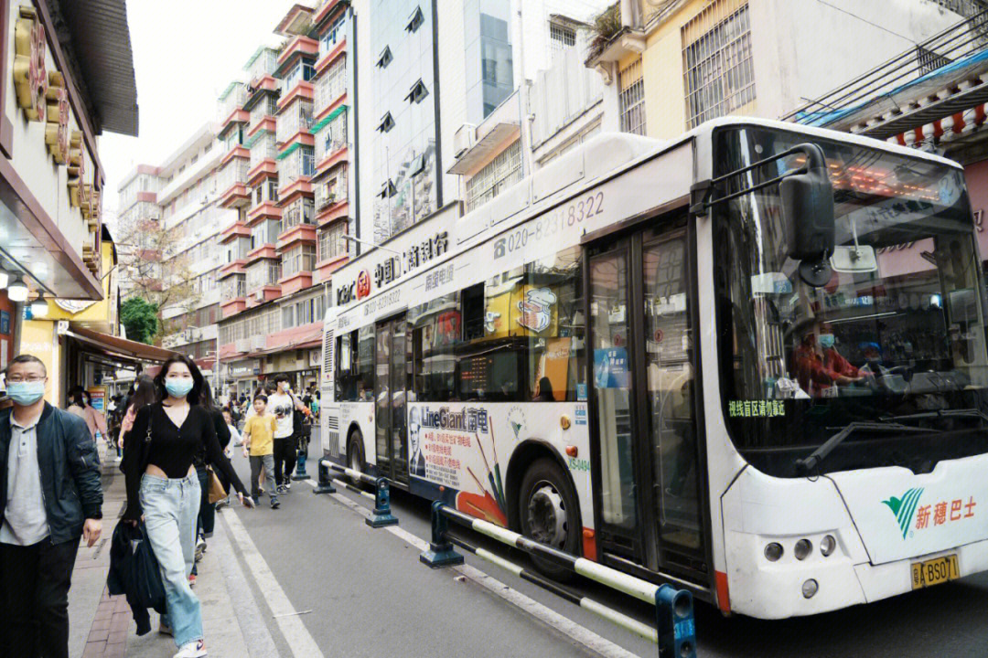 漫步街上背景介绍图片