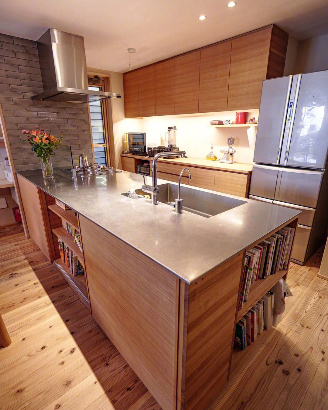 原木与不锈钢打造的开放式双一字型厨房