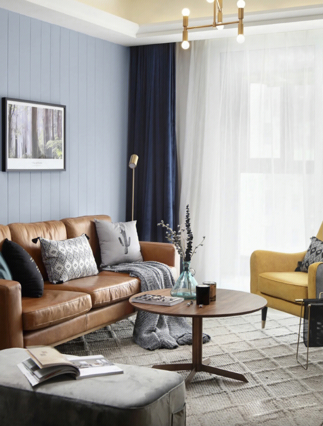 用牛皮沙发为客厅打造一方柔软温馨的角落
