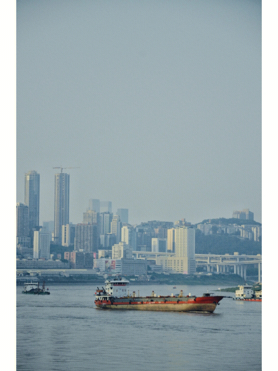 重庆九龙滩在江边才能等来一艘船