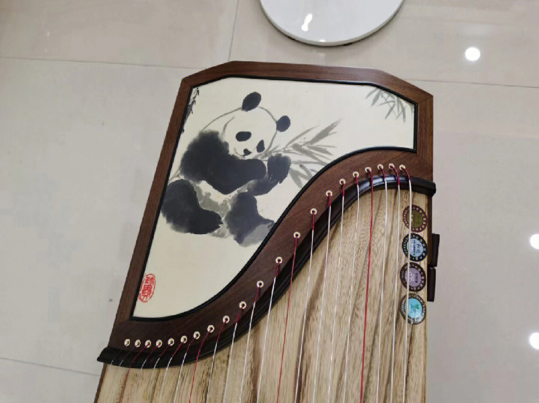 这款是翔声的140长度的小筝,图案是大熊猫,萌萌又可爱,材料用的胡桃木