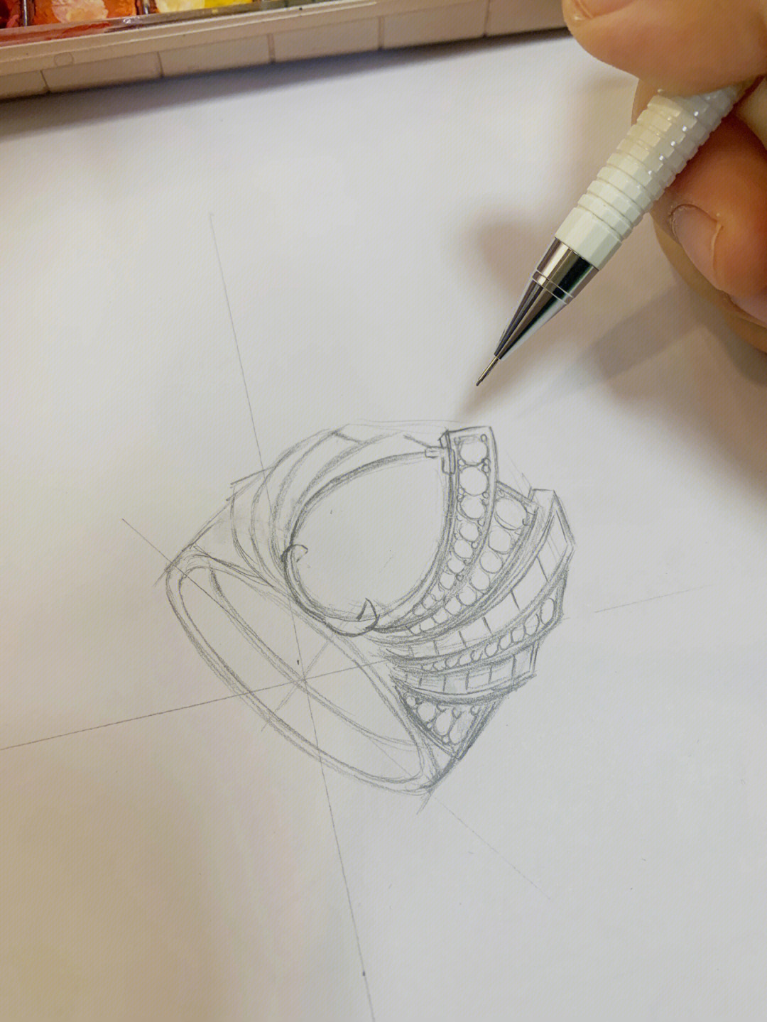 步骤:1,铅笔起稿,根据我们绘图思路画出戒指透视及款式细节;2,勾线笔