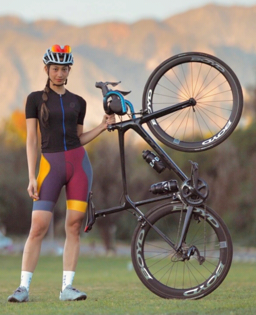 骑自行车拍照姿势女生图片
