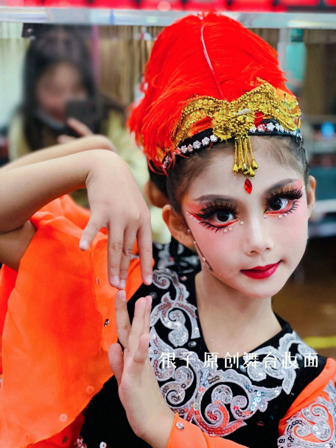 儿童舞台妆团队演出妆新疆舞维族舞蹈妆容