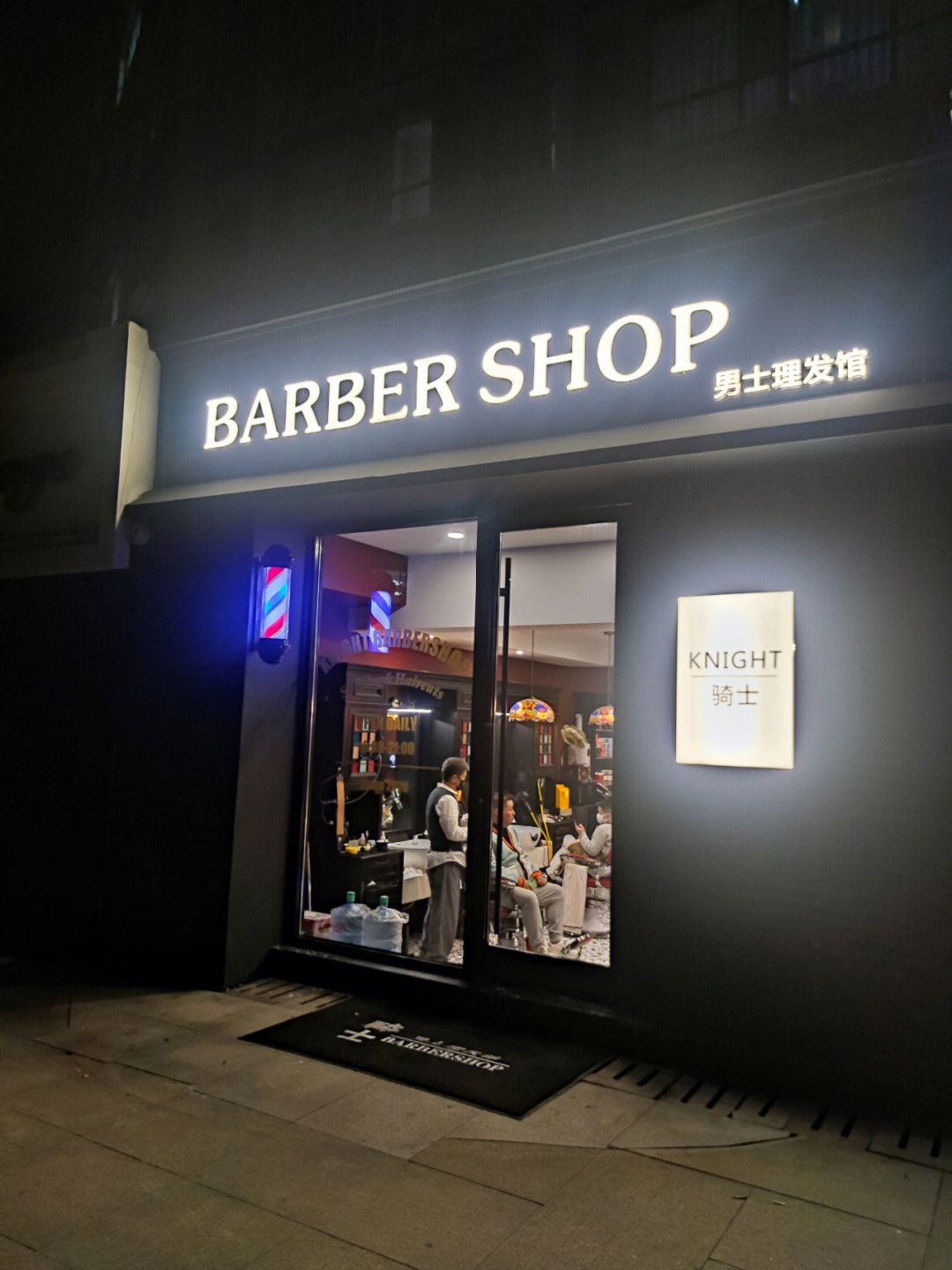 一家专为男士理发的店,位置在万象城附近,环境非常的nice,装修很有