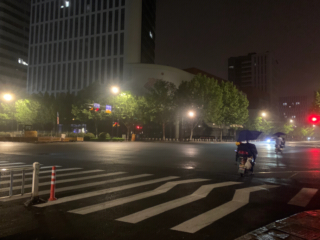 凌晨两点的杭州街头告诉自己不要怕