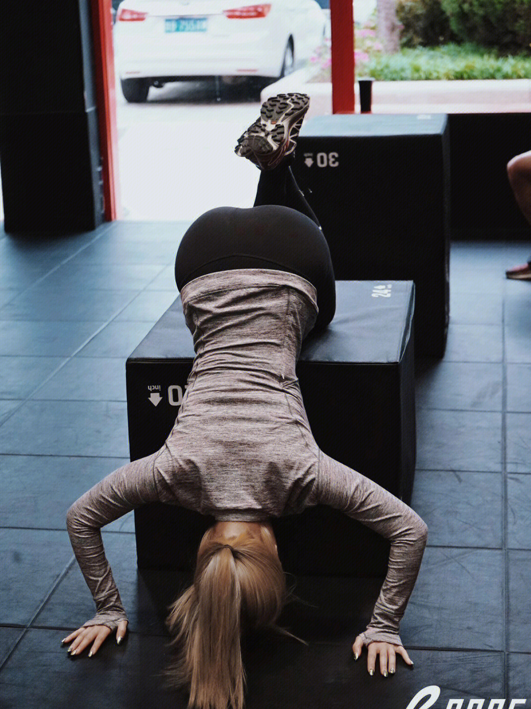 健身女孩crossfit磕头式给大家拜年了09