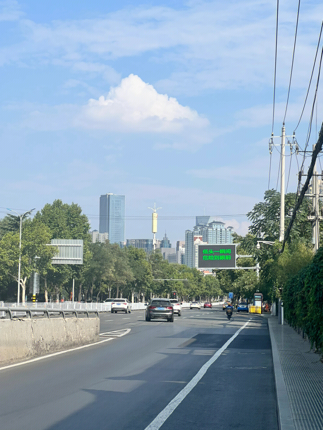 夏末半开启的城市马路最后的空荡