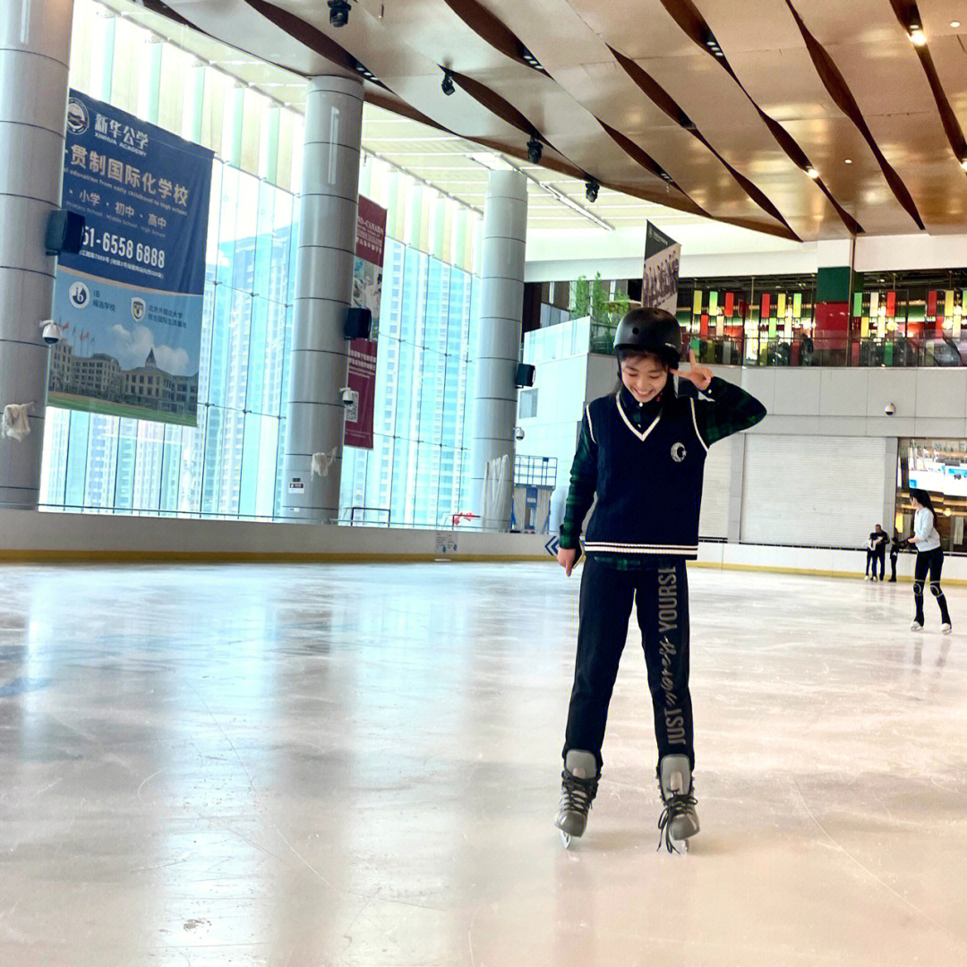 深圳万象城滑冰场教练图片