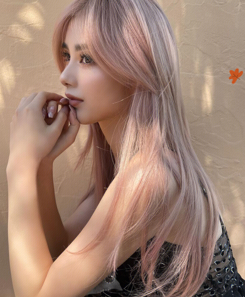 粉灰色薄藤色米粉色噢这是一款以粉色为主的发色需要漂色到八度才可以