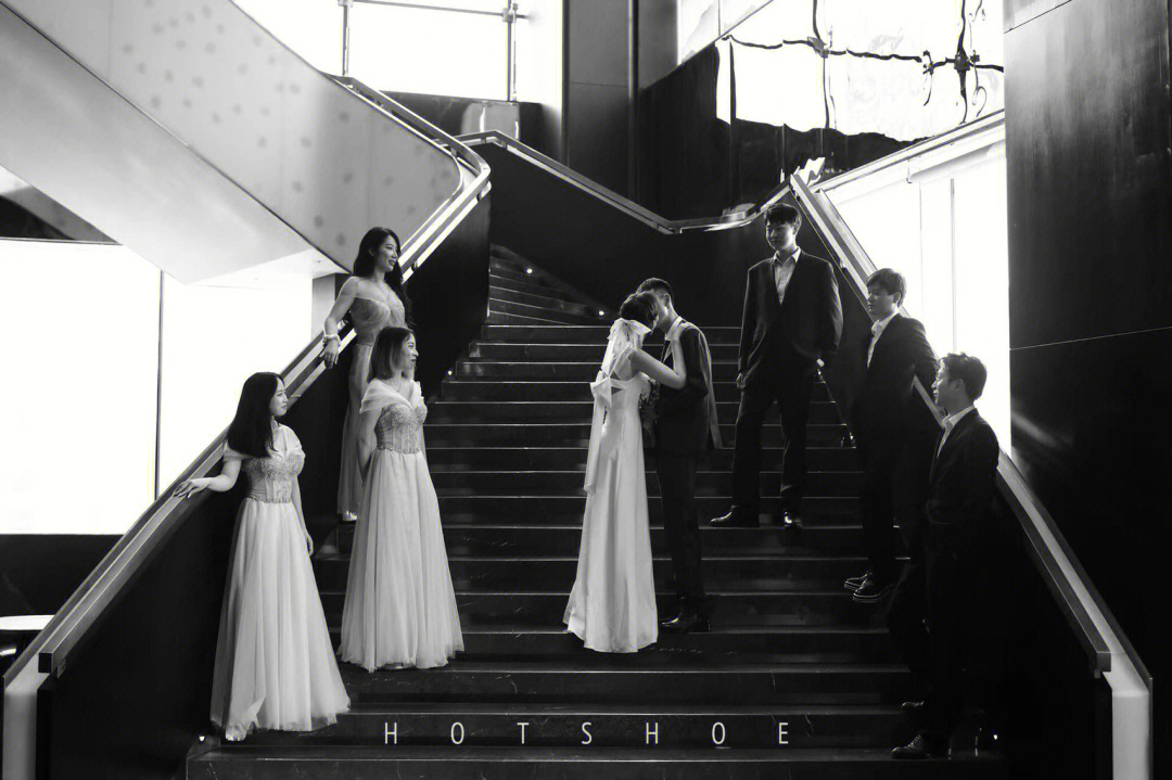 我觉得我们拍的楼梯小时代版婚纱照才是最绝的