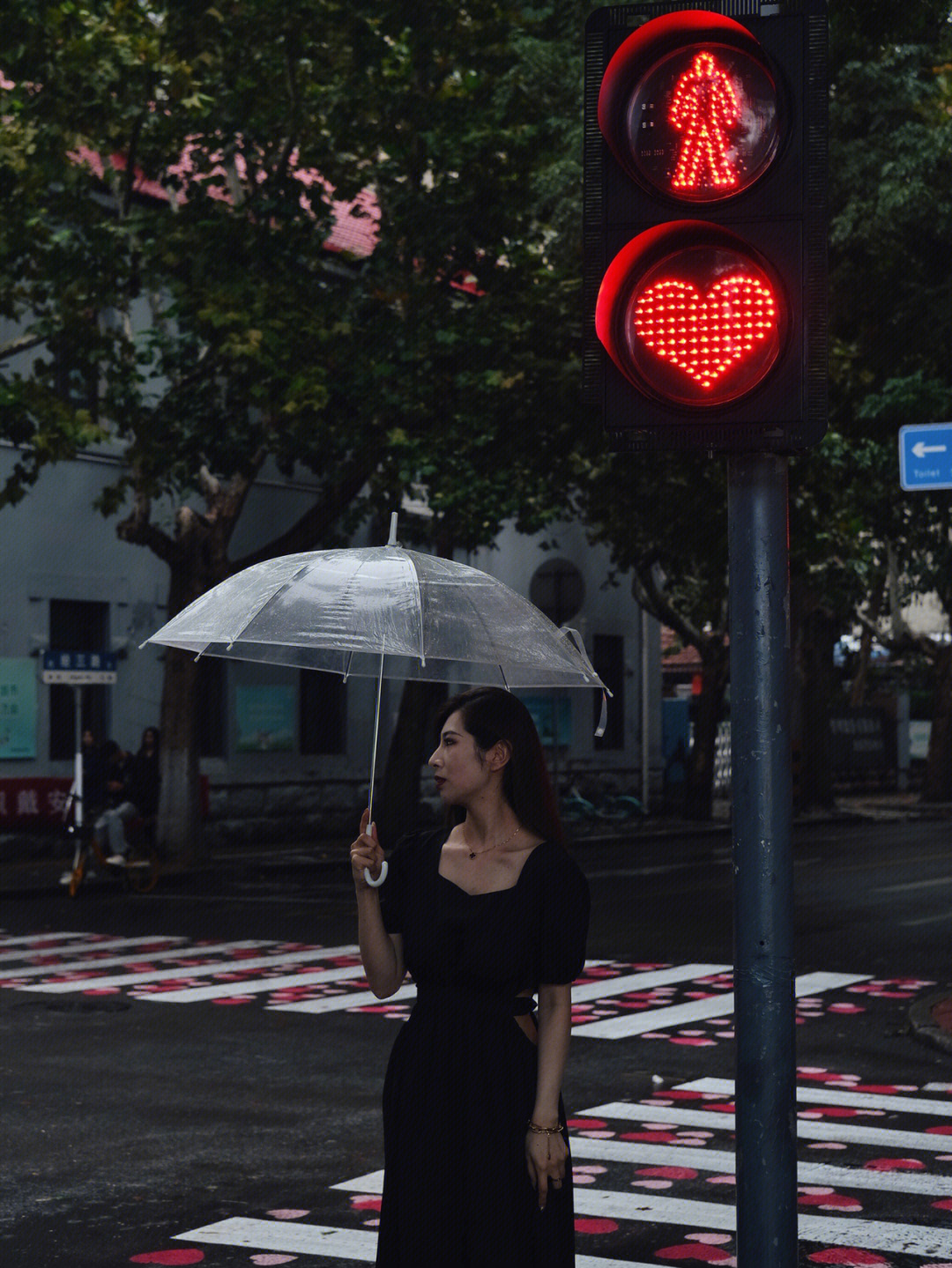 女生十字路口图片唯美图片