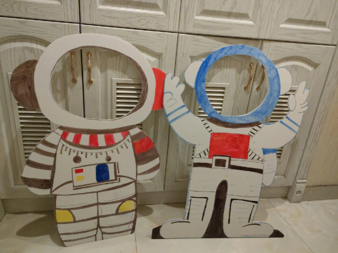 儿童旧纸箱制作宇航员图片