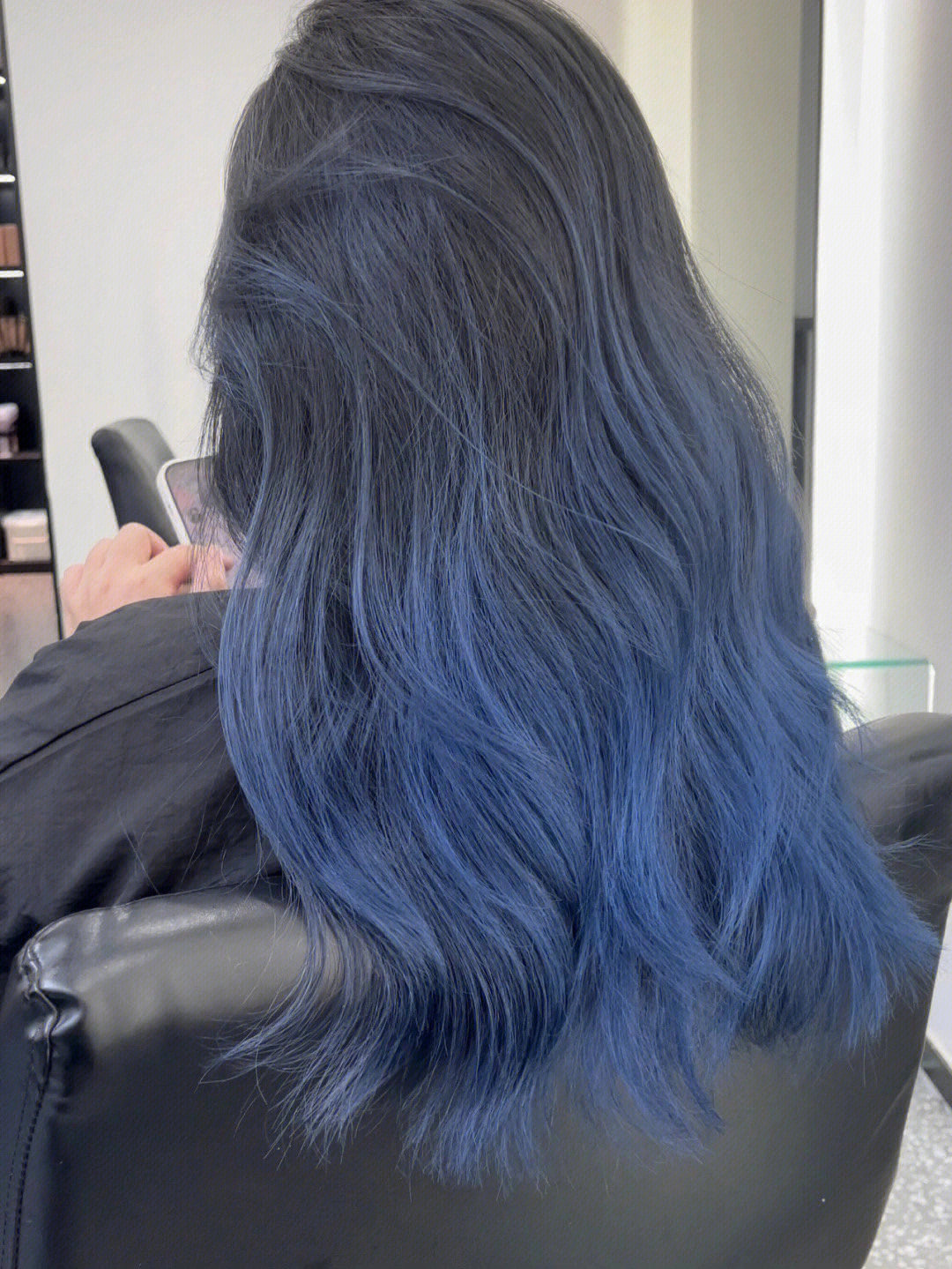 黑发蓝色挑染图片