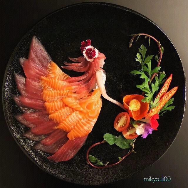 刺身的摆盘也很有讲究,新鲜的生鱼片在盘中摆成漂亮的造型,让人看起来