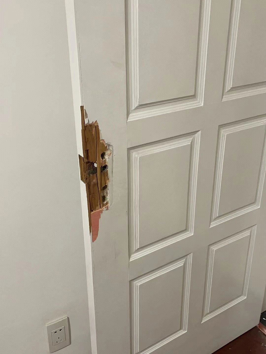 小朋友被锁在屋里打不开,不得已踢坏了门坏了以后决定暂时不装门锁了