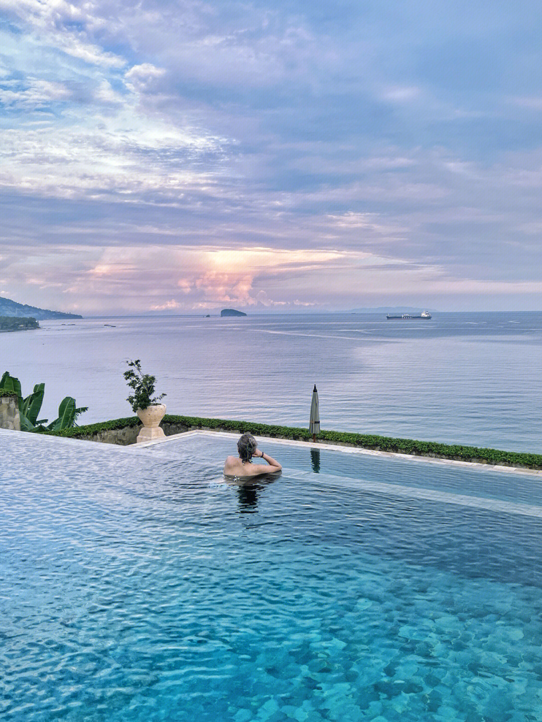 巴厘岛谁能拒绝三层无边泳池呢