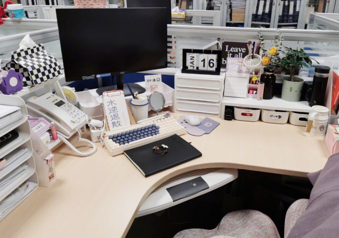 办公桌布置黑白紫风格
