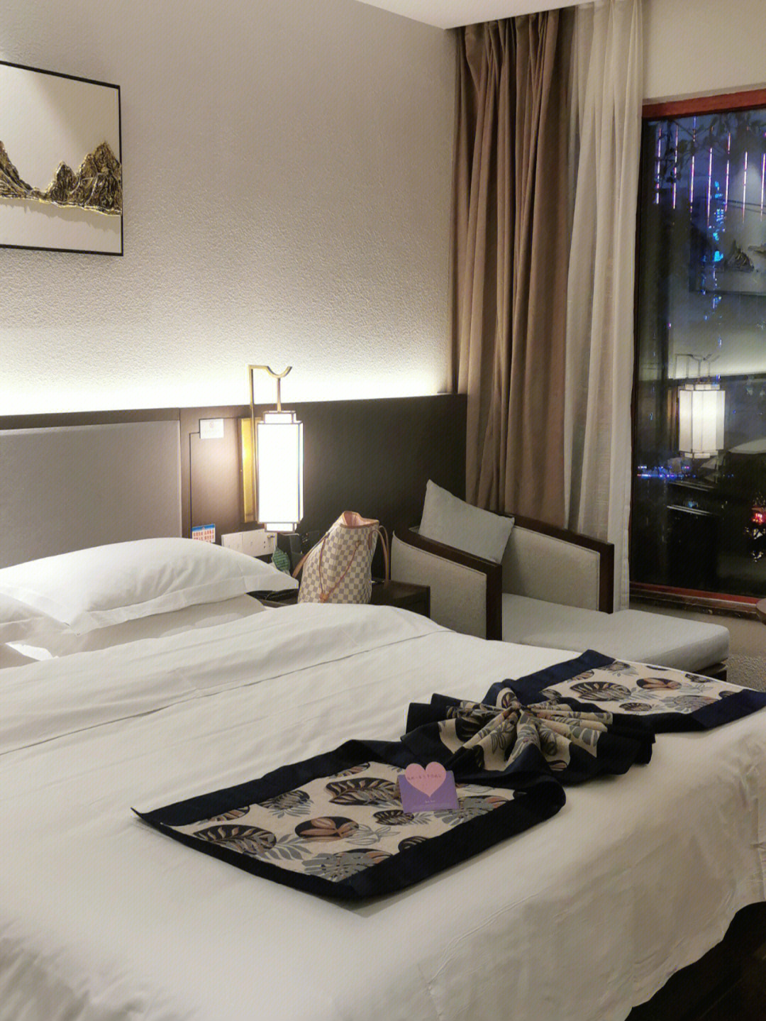 双胞小镇的词都不如面朝双子星酒店对面这是我在墨江住最舒适的酒店超