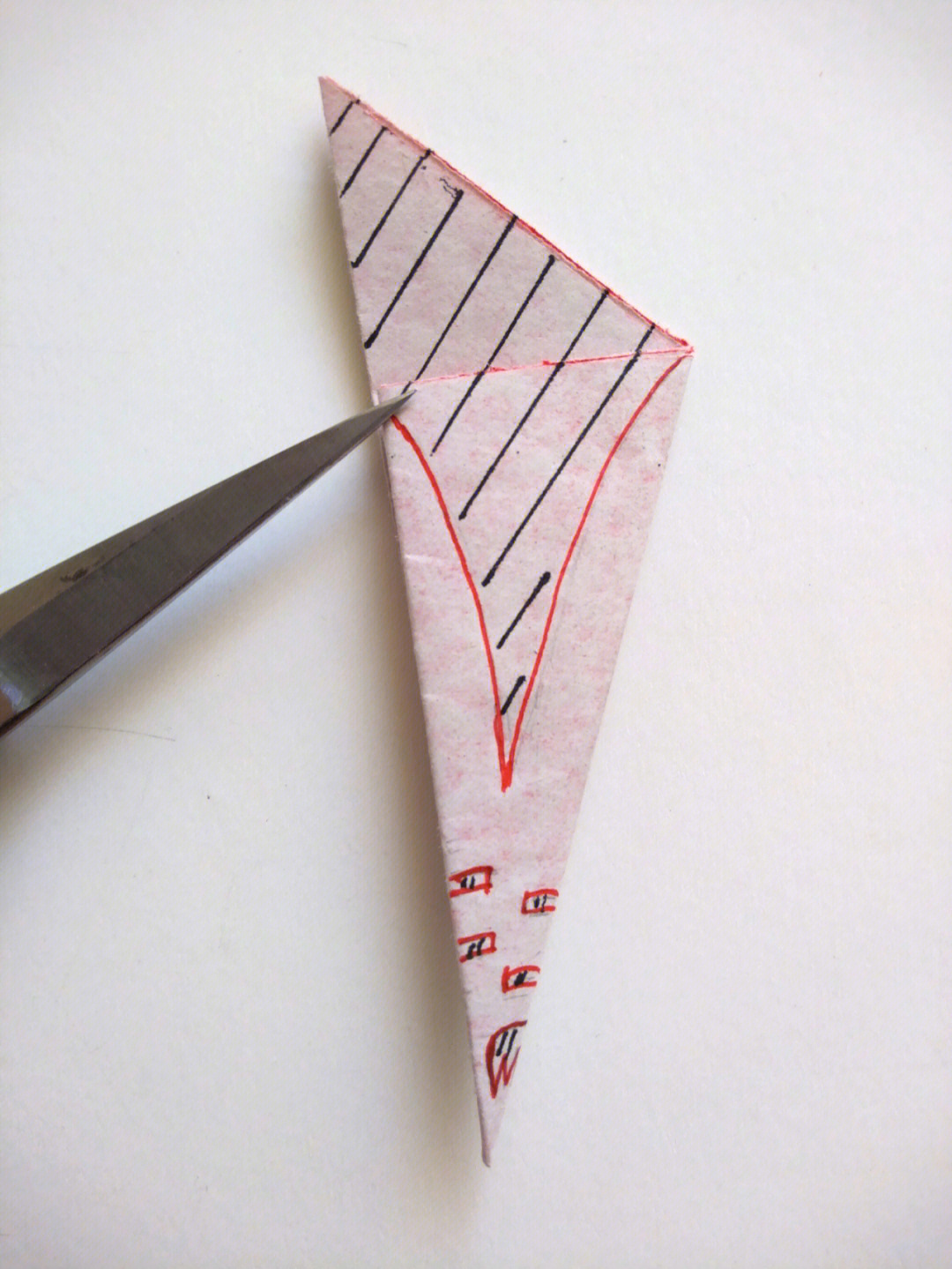 继续分享简易的儿童手工剪纸,容易画出来,但是因为八折有点厚,所以对