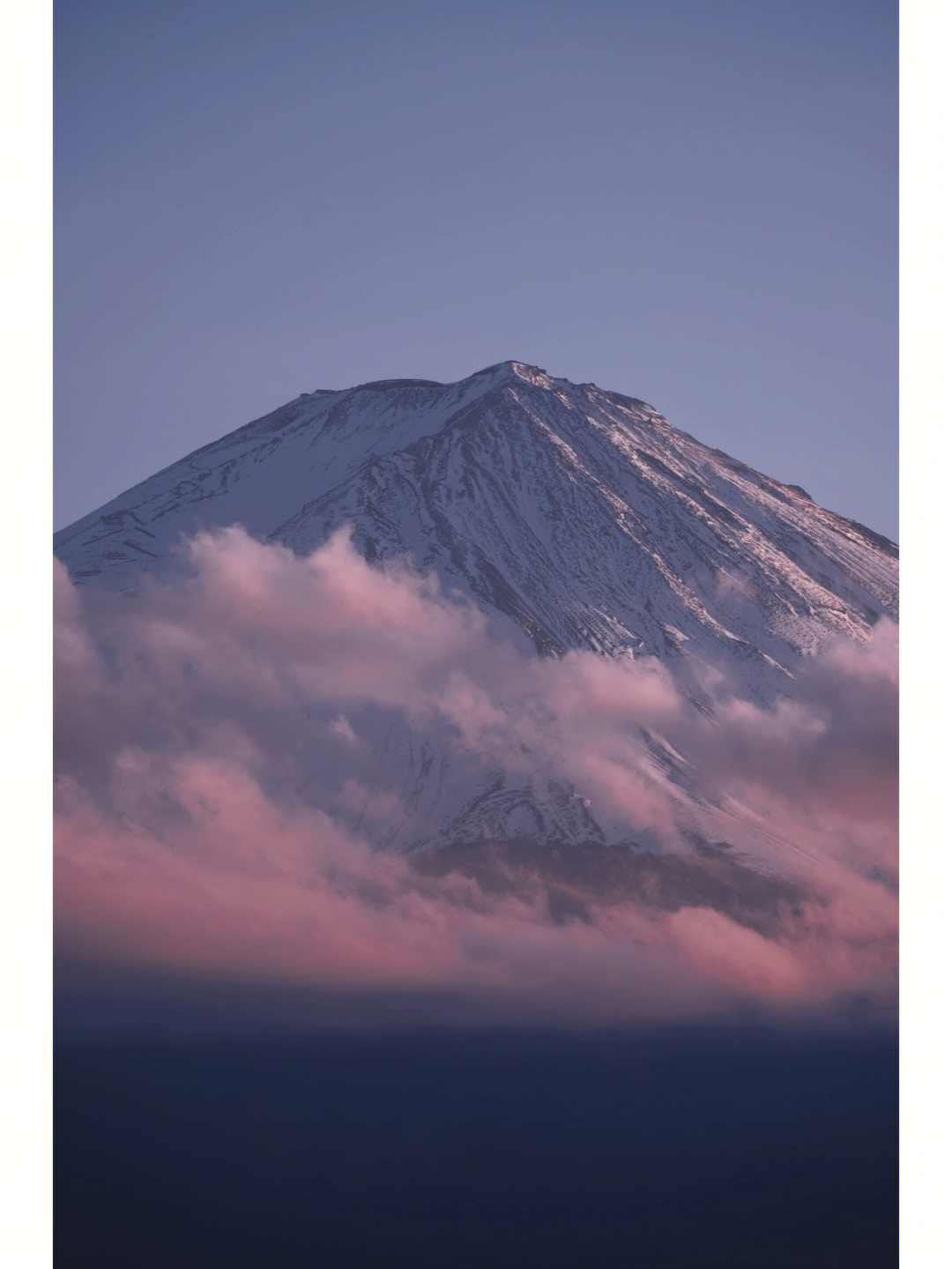 粉色夕阳下的富士山