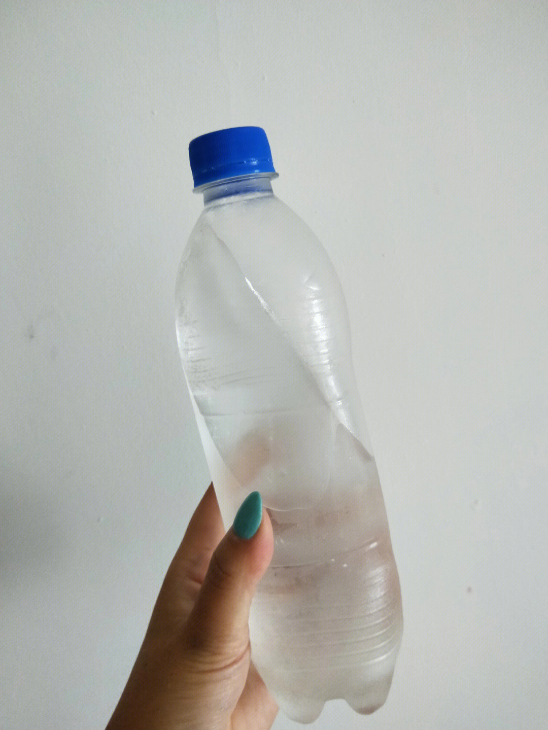 提前一晚上冻上一瓶纯净水我这个是可乐空瓶子加接了饮水机四分之三瓶