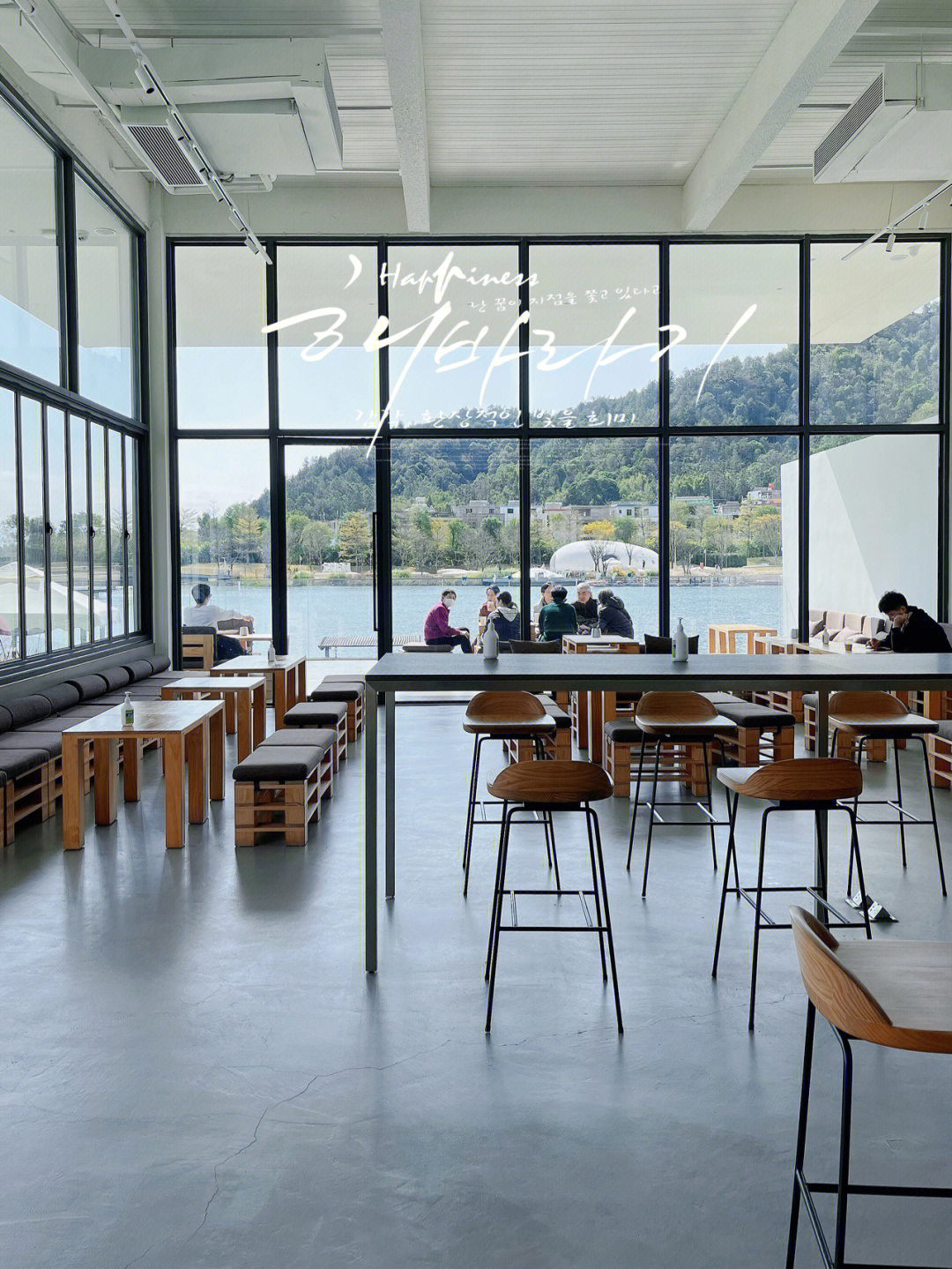 临湖而建的咖啡厅,大落地玻璃的设计,阳光特别充足,可以270度直接观赏