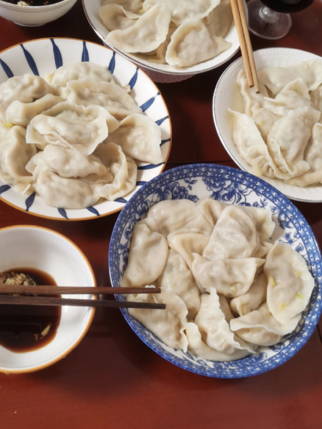 在家里吃饺子的照片图片