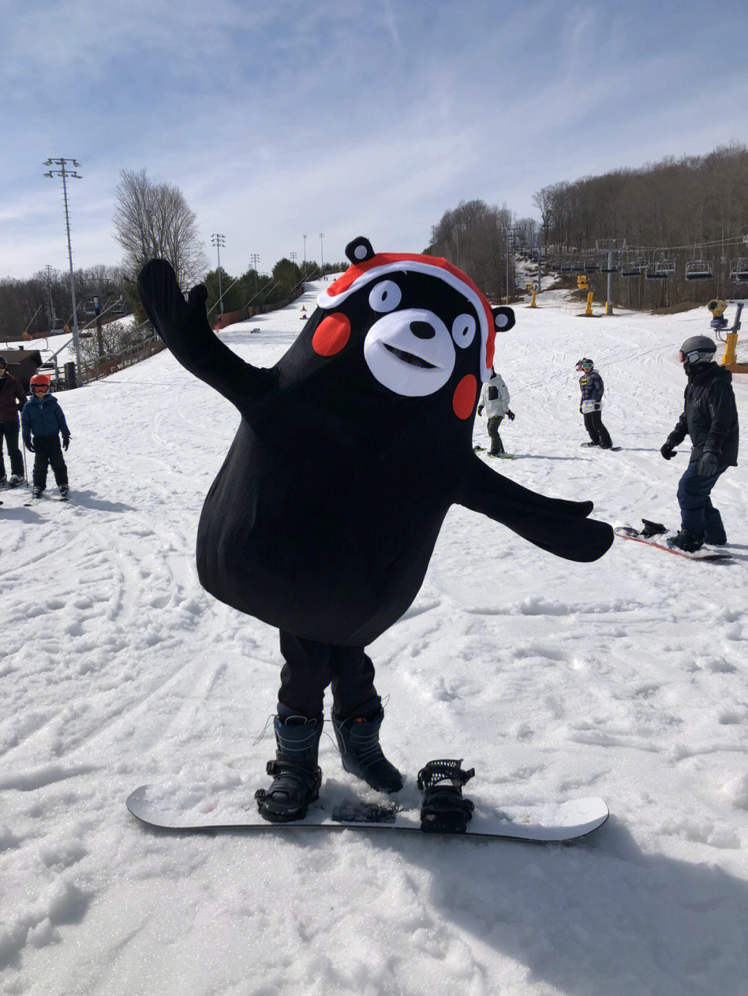 盼雪融融也没有,没想到今天来了熊本熊原来是有人在穿costume装扮滑雪