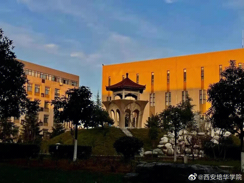 西安培华学院校门图片