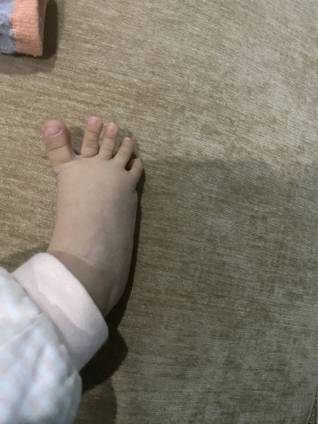 宝宝的小脚丫是粉色的