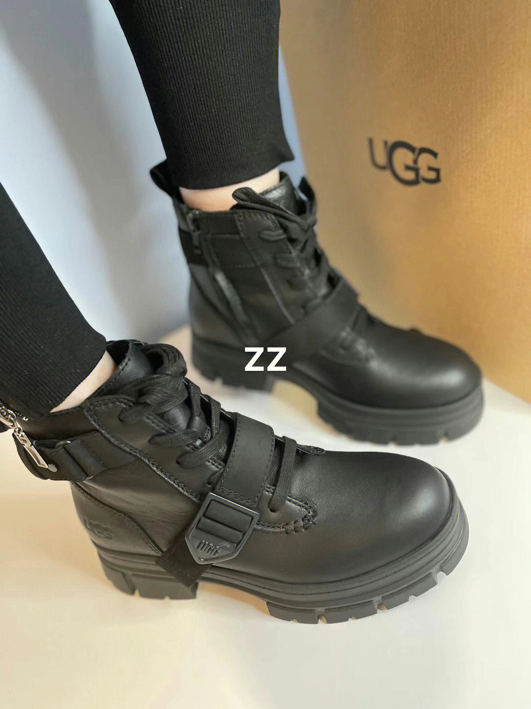 黑白两种颜色ugg 2022女士新款防水防滑马丁靴,内侧拉链易穿易脱