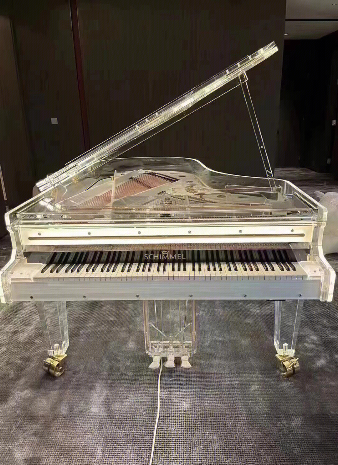 大型水晶钢琴图片