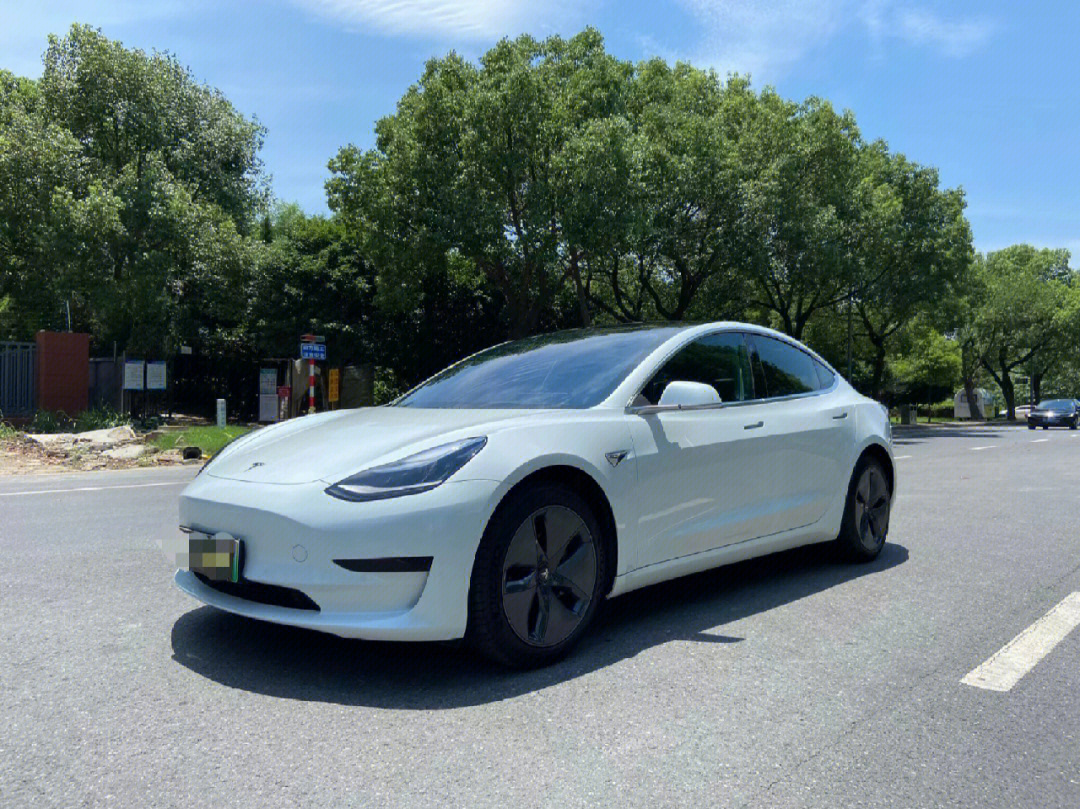 出21年白色特斯拉model3