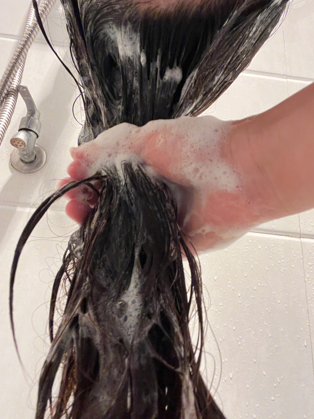 偶尔一周洗一次本人头发是细软型的,头发根数虽然多但是头发丝很细,风
