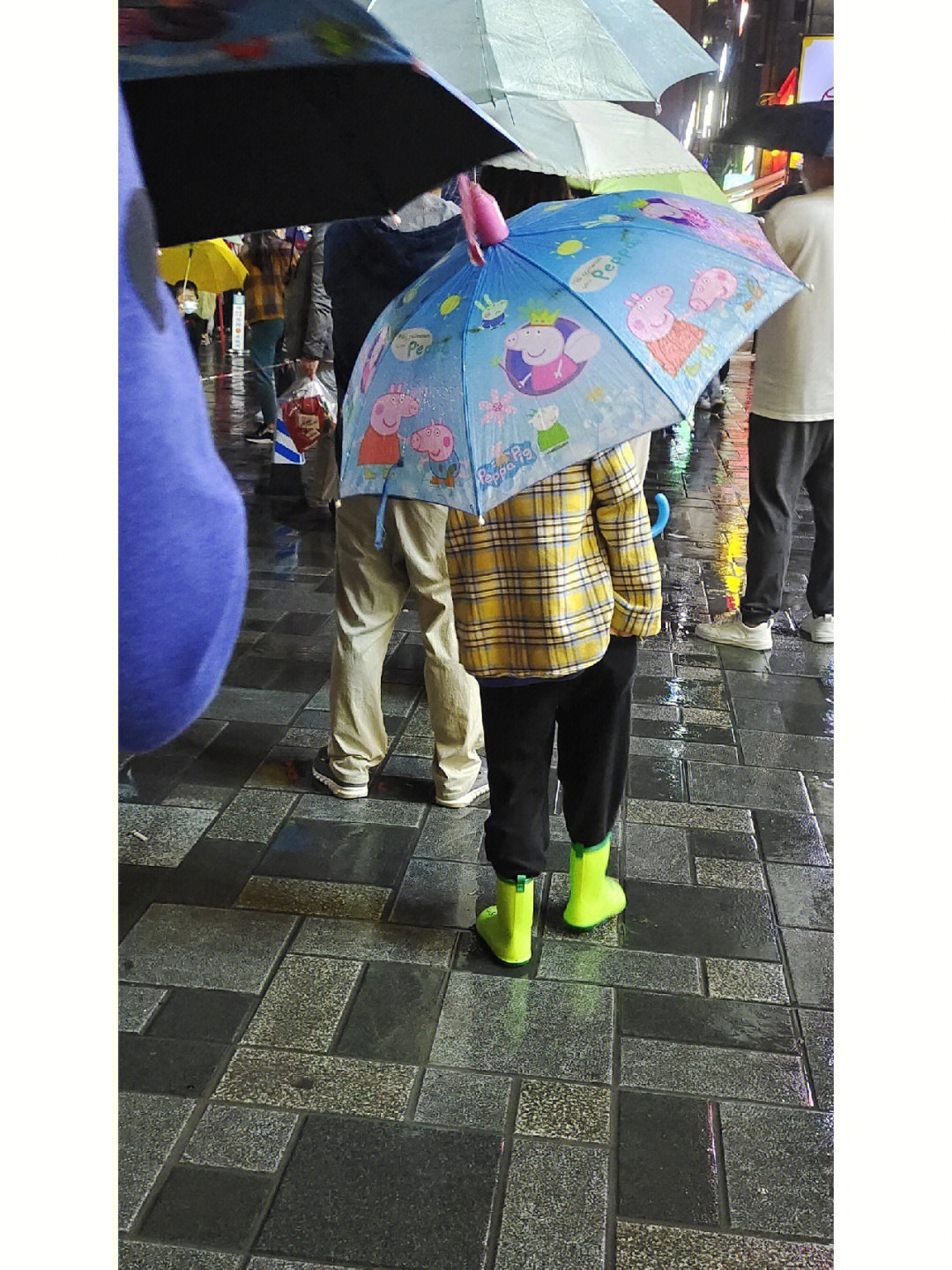 排队做核酸小朋友的雨鞋好可爱