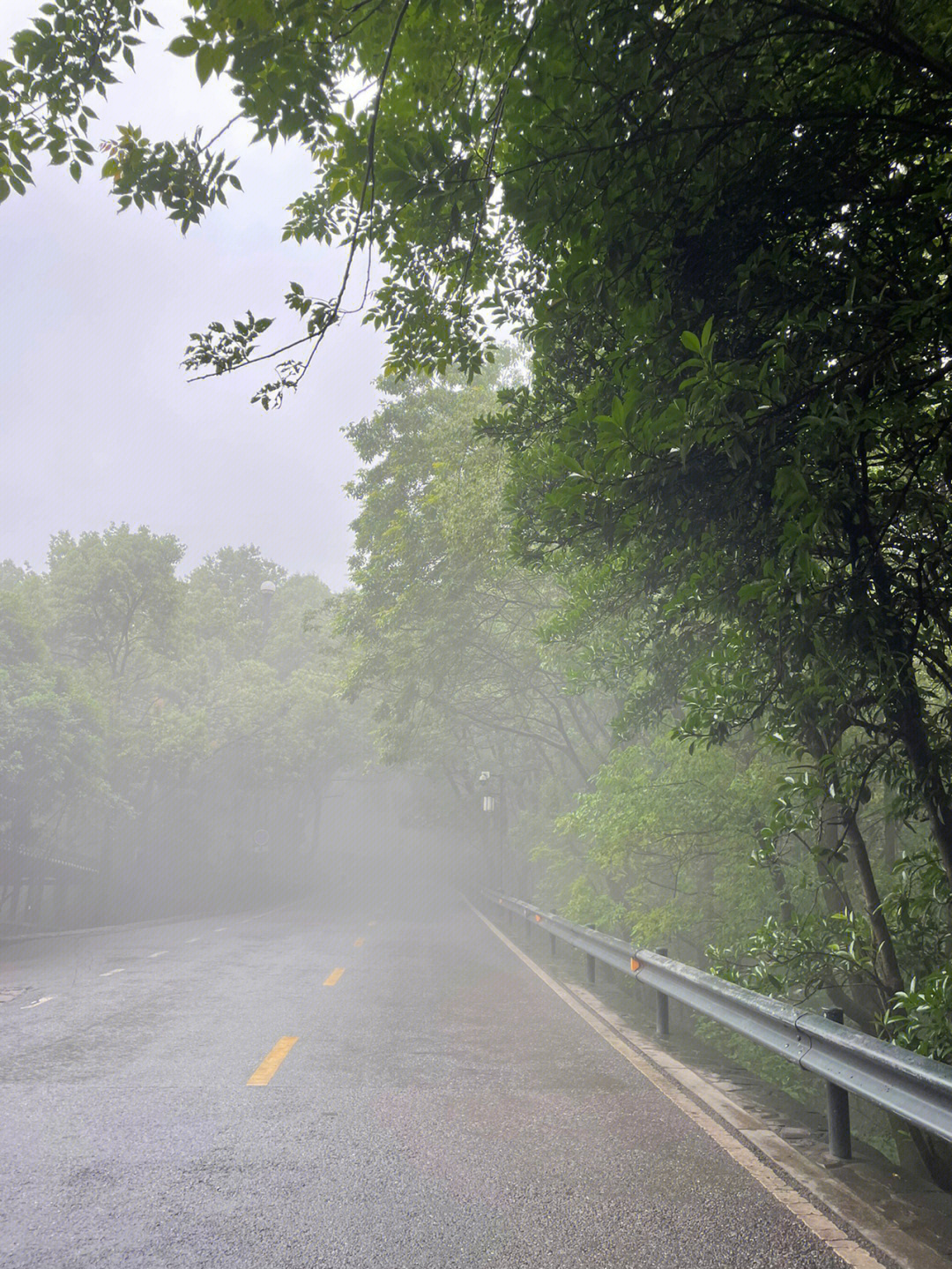 下雨天天门山照片图片