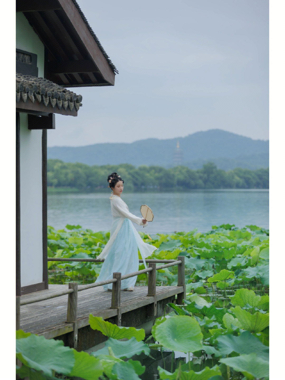 女生发天青色等烟雨图片