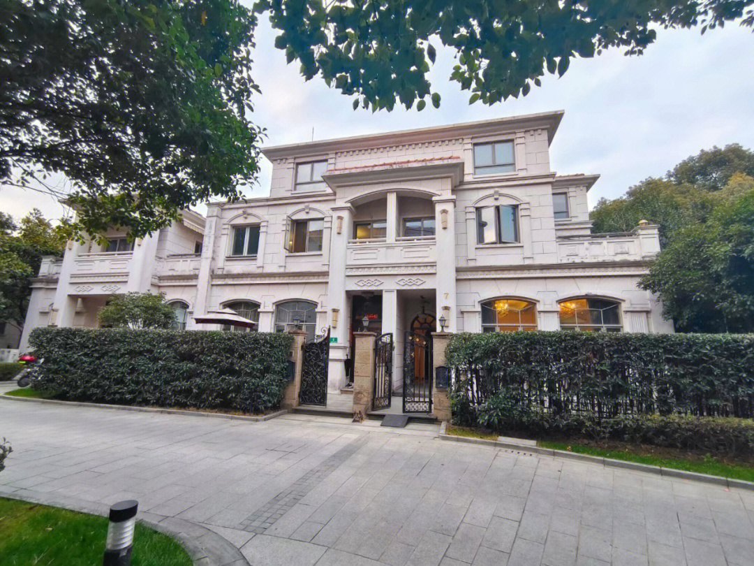 上海小白宫十年出一套隐世豪宅有车位
