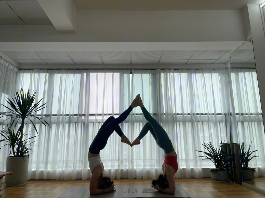双人瑜伽照片拍照姿势图片